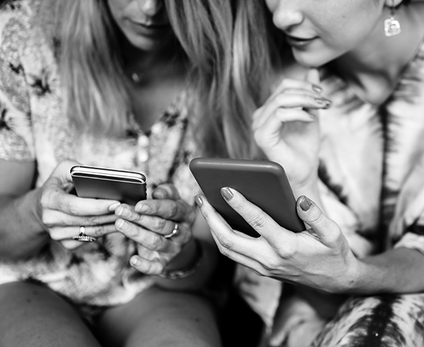 Deux femmes utilisant leurs smartphones