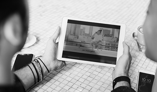couple regardant un film avec sous titres sur tablette