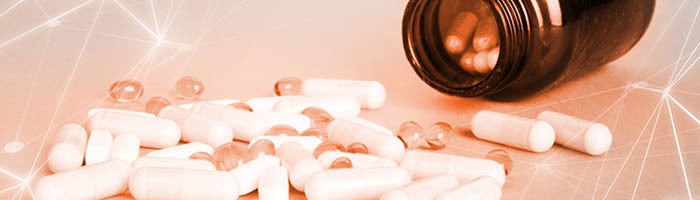 Farmaci da prescrizione sparsi su un piano
