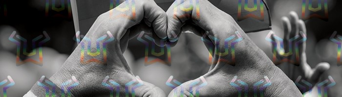 Två händer formar ett hjärta till stöd för Pride-månaden